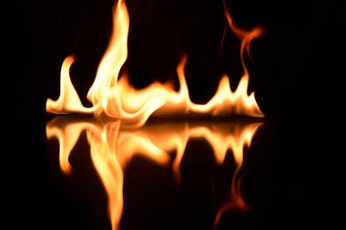   alevler siyah bir arka plan ayna yansıması ile