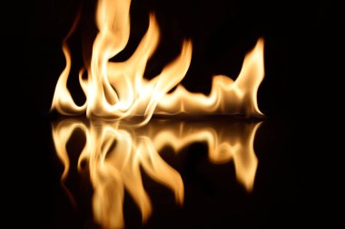   alevler siyah bir arka plan ayna yansıması ile