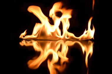   alevler siyah bir arka plan ayna yansıması ile