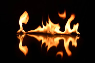   alevler siyah bir arka plan ayna yansıması ile