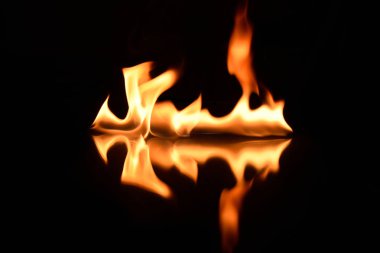   alevler siyah bir arka plan ayna yansıması ile