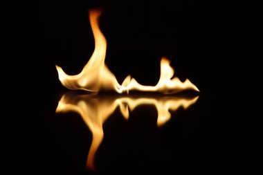   alevler siyah bir arka plan ayna yansıması ile