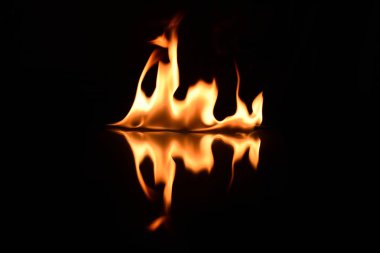   alevler siyah bir arka plan ayna yansıması ile