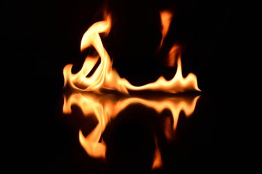   alevler siyah bir arka plan ayna yansıması ile