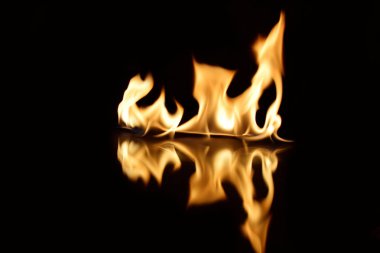   alevler siyah bir arka plan ayna yansıması ile