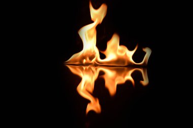   alevler siyah bir arka plan ayna yansıması ile