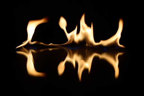 Vlammen op een zwarte achtergrond met spiegel reflectie — Stockfoto
