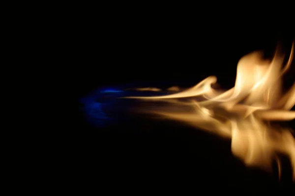 Płomienie na czarnym tle z odbicie lustrzane — Zdjęcie stockowe