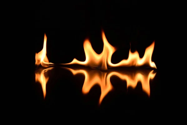Alevler siyah bir arka plan ayna yansıması ile — Stok fotoğraf