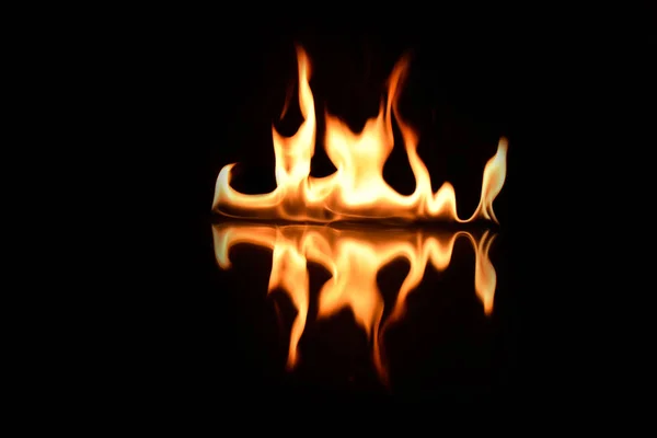 Flammen auf schwarzem Hintergrund mit Spiegelreflexion — Stockfoto