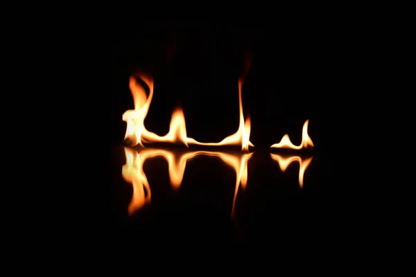 A fekete háttér a tükörképe a lángok — Stock Fotó