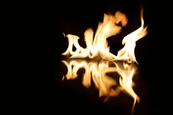 Flammen auf schwarzem Hintergrund mit Spiegelreflexion — Stockfoto