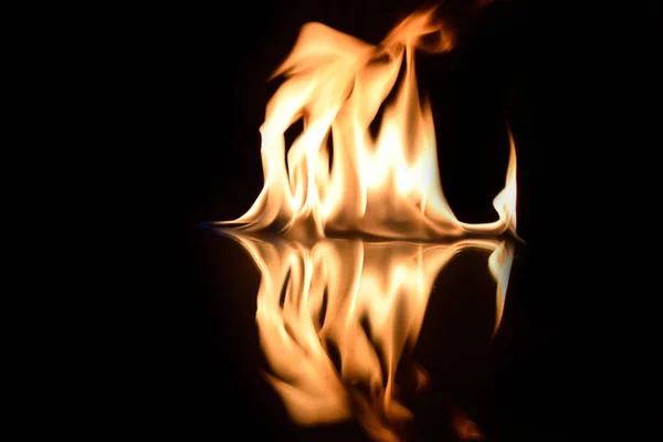Φλόγες πάνω σε μαύρο φόντο με αντανάκλαση καθρέφτη — Φωτογραφία Αρχείου