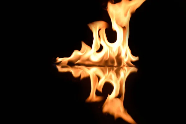 Flammen auf schwarzem Hintergrund mit Spiegelreflexion — Stockfoto