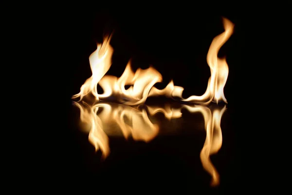 Fiamme su fondo nero con riflesso a specchio — Foto Stock