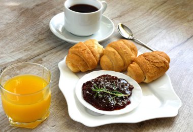 hafif kahvaltı. suyu ve kruvasan marmelat ve çay ile