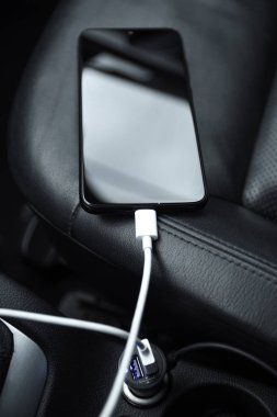Cep telefonu, akıllı telefon şarj bataryası, araba prizine şarj oluyor.