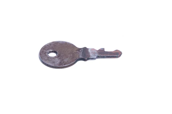Primo piano di una vecchia chiave, che mostra segni di uso pesante. Isolato su bianco . — Foto Stock