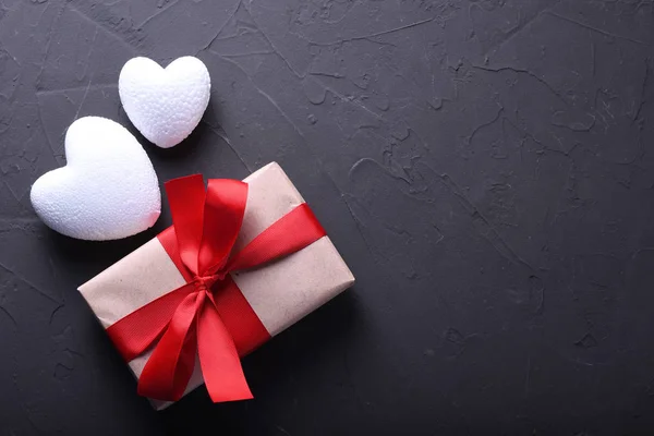 Walentynki tło kartka z życzeniami symboli miłości, czerwona dekoracja z sercem na kamiennym tle. Widok z góry z miejsca kopiowania i tekstu.Flat lay — Zdjęcie stockowe