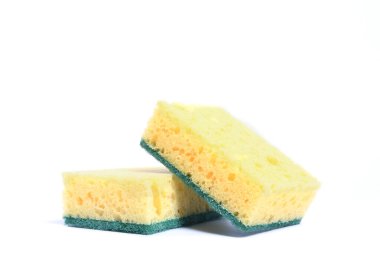 Farklı pozlarda beyaz arka planda izole edilmiş sarı bir mutfak süngeri..