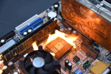 Yangın Yangını, yanan bilgisayar ana kartı, işlemci, gpu ve video kartı, devre kartında elektronik işlemci