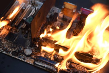 Yangın Yangını, yanan bilgisayar ana kartı, işlemci, gpu ve video kartı, devre kartında elektronik işlemci