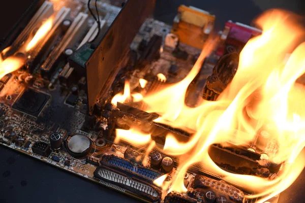 Yangın Yangını, yanan bilgisayar ana kartı, işlemci, gpu ve video kartı, devre kartında elektronik işlemci