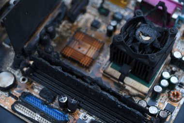 Masaüstü Bilgisayarı, İşlemci Gpu video kartını, belleği, çipi, soğutucuyu yaktıktan sonra Hasar Verdi