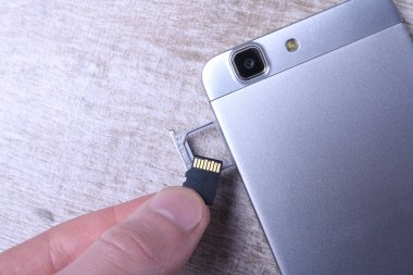 Flaş bellek depolama kavramı: Beyaz arkaplanda mikro Sd kartı olan bir tepsi. Taşınabilir elektronik cihazlarda dijital bilgi depolamak için bir hafıza kartı kullanılır. Örneğin cep telefonu, tablet vb.
