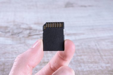 El bilgisayarı flaş bellek, hafıza kartı adaptörü tahta arka planda. Kapat.