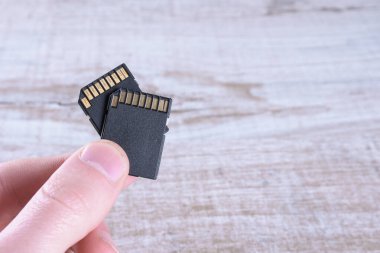 El bilgisayarı flaş bellek, hafıza kartı adaptörü tahta arka planda. Kapat.