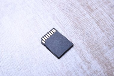 Tahta arka planda mikro Sd hafıza kartı adaptörü var. Kapat.