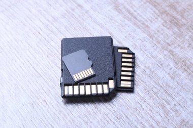 Tahta arka planda mikro Sd hafıza kartı adaptörü var. Kapat.