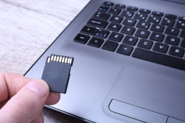 El bilgisayarı flaş bellek, dizüstü bilgisayarda mikro Sd hafıza kartı adaptörü. Kapat.