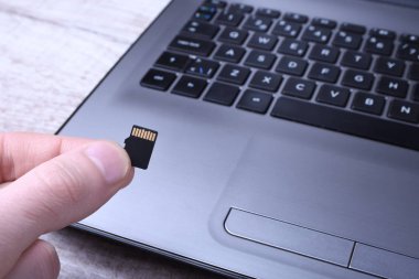 El bilgisayarı flaş bellek, dizüstü bilgisayarda mikro Sd hafıza kartı adaptörü. Kapat.