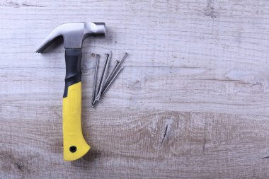 Tahta zeminde demir ve çiviler.