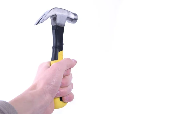 Hand hält Hammer isoliert auf weißem Hintergrund — Stockfoto