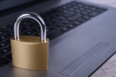 Bilgisayar klavyesinde asma kilit. İnternet veri gizlilik bilgisi güvenlik kavramı.