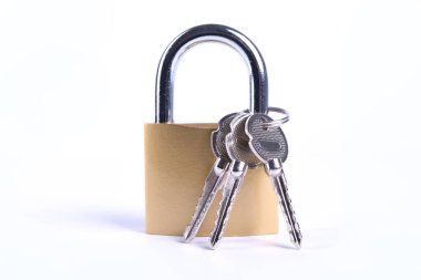 Beyaz arkaplanda anahtarları olan Altın Asma Kilit.