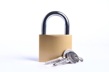 Beyaz arkaplanda anahtarları olan Altın Asma Kilit.