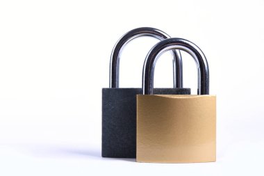 Beyaz arka planda iki kilitli gri ve altın asma kilit.