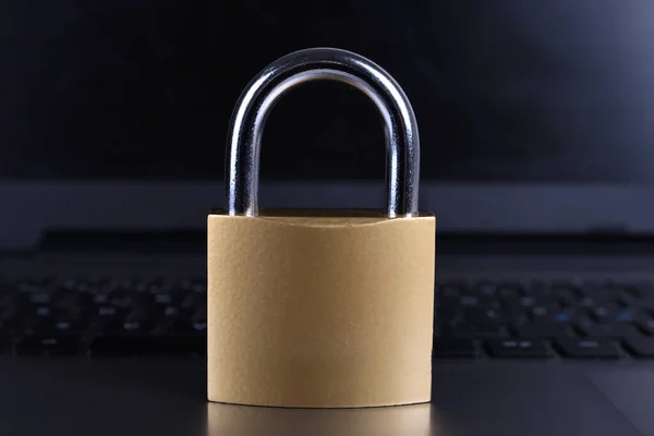 Hangslot op het toetsenbord. Internet privacy informatie beveiliging concept. — Stockfoto