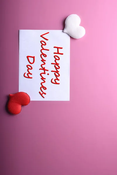 День святого Валентина - символ любові до листівок, червона прикраса з скляними квітками серця на рожевому тлі. Top view with copy space and text.Flat lay — стокове фото