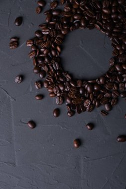 Kahve fincanı ve fasulye eski gri mutfak betonu, kaya masası. Metniniz için metin alanı olan üst görünüm