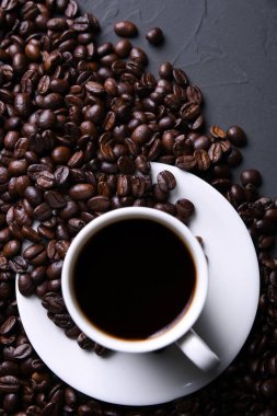 Kahve fincanı ve fasulye eski gri mutfak betonu, kaya masası. Metniniz için metin alanı olan üst görünüm