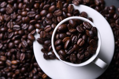 Kahve fincanı ve fasulye eski gri mutfak betonu, kaya masası. Metniniz için metin alanı olan üst görünüm