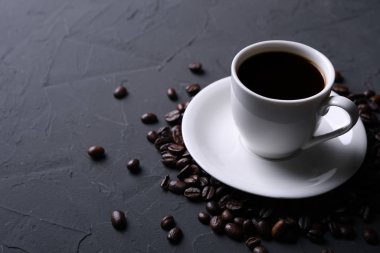 Kahve fincanı ve fasulye eski gri mutfak betonu, kaya masası. Metniniz için kopyalama alanı ile