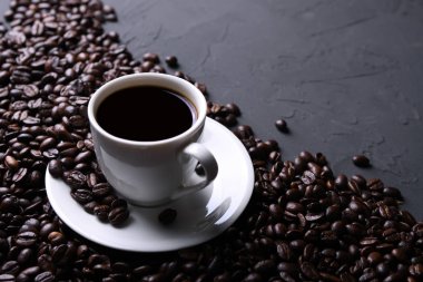 Kahve fincanı ve fasulye eski gri mutfak betonu, kaya masası. Metniniz için kopyalama alanı ile