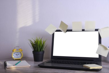 Modern beyaz ofis masa modeli, çalışma alanı beyaz ekranlı dizüstü bilgisayarlı metin ya da