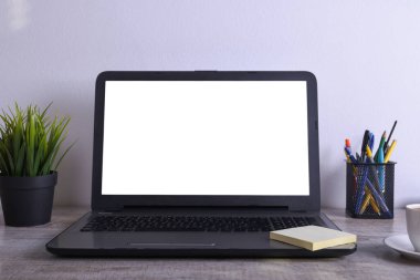 Modern beyaz ofis masa modeli, çalışma alanı beyaz ekranlı dizüstü bilgisayarlı metin ya da